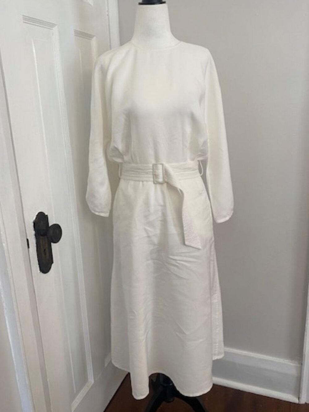 Wilfred Linen Blend White Dress Small keyhole back Belted Long sleeve